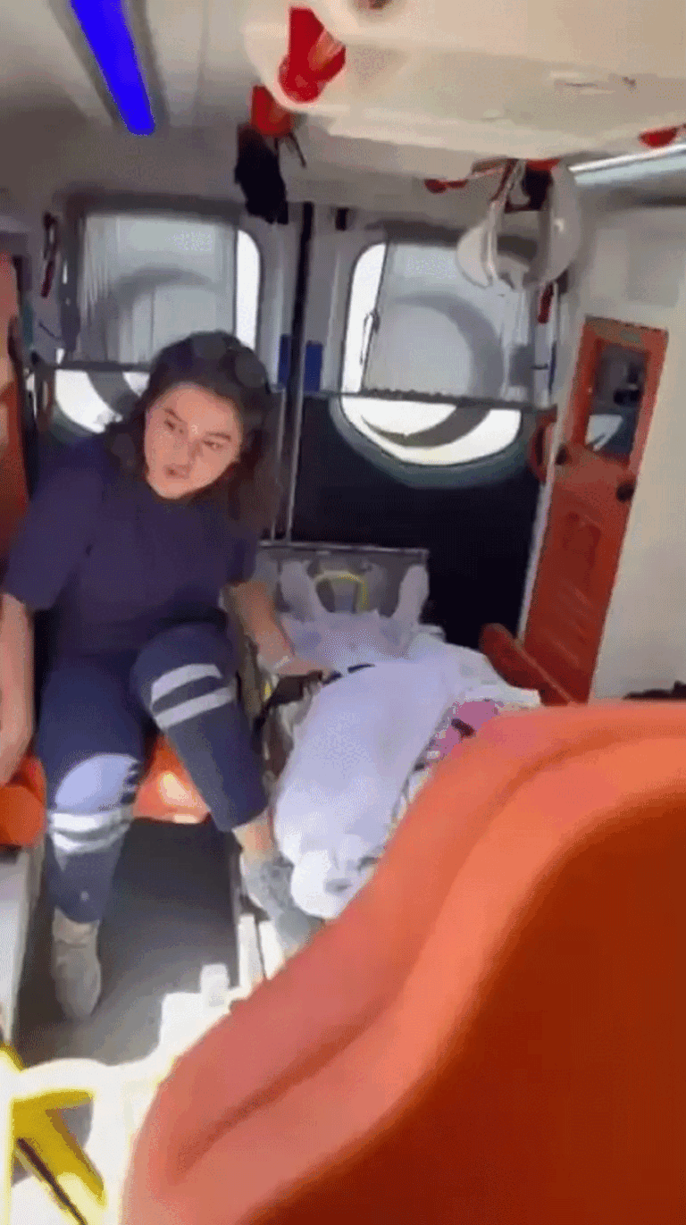 Ambulansın önünü kesip içine baktılar