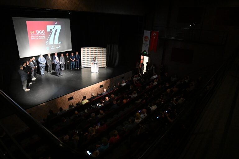 Başarılı gazeteciler ödüllerini Başkan Bozbey’in elinden aldı