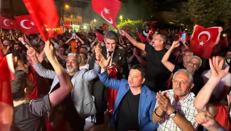 Başkan Aydın, milli heyecanı vatandaşlarla birlikte yaşadı