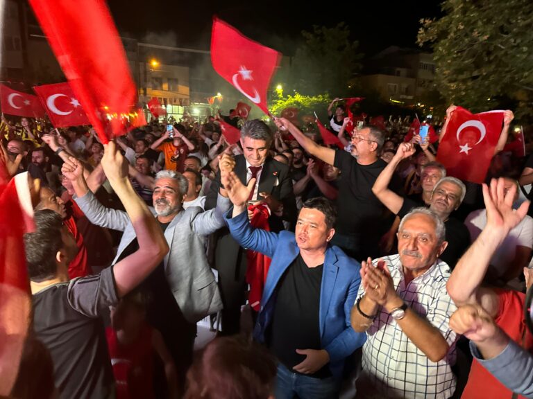 Başkan Aydın, milli heyecanı vatandaşlarla birlikte yaşadı