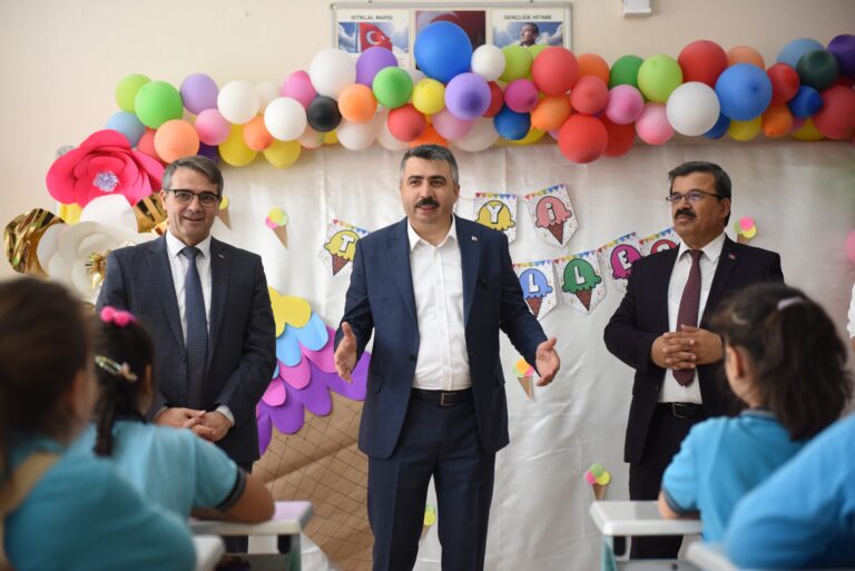 Başkan Yılmaz, karne alan öğrencileri tebrik etti