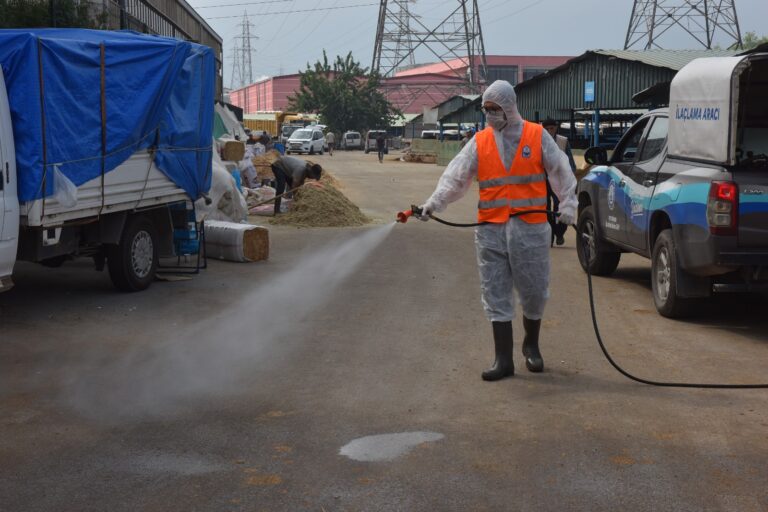Bursa Yıldırım'da kurban satış yerleri ilaçlanıyor