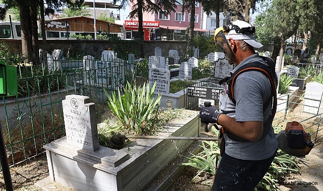 Büyükşehir ile 17 ilçedeki mezarlıklar bayrama hazır