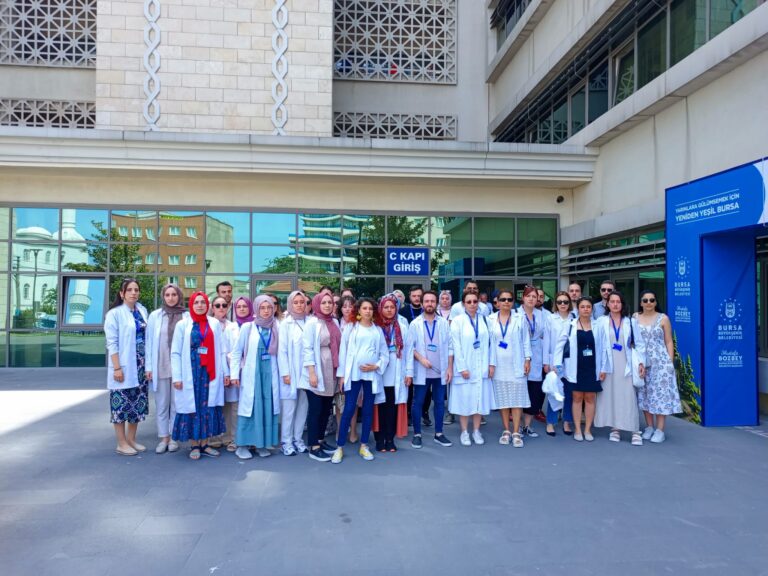 İşten çıkarılan öğretmenler Belediye önünde toplandı!