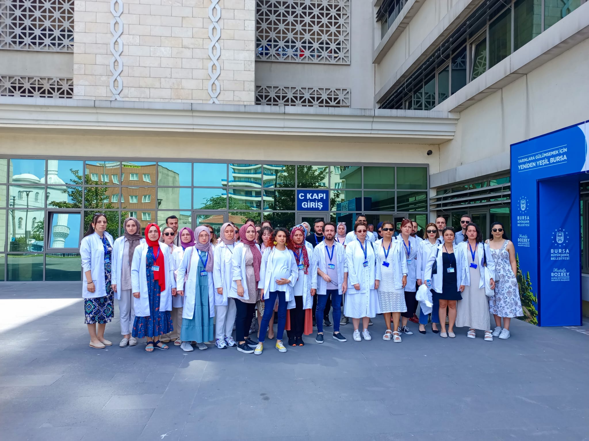 İşten çıkarılan öğretmenler Belediye önünde toplandı!