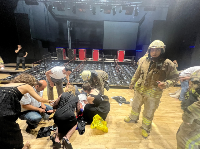 Mezuniyet töreninde dev ekran öğrencilerin üzerine düştü!