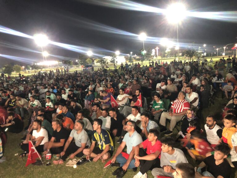 Milli Takım Almanya’da, Bursalılar meydanlarda coşku yaşadı