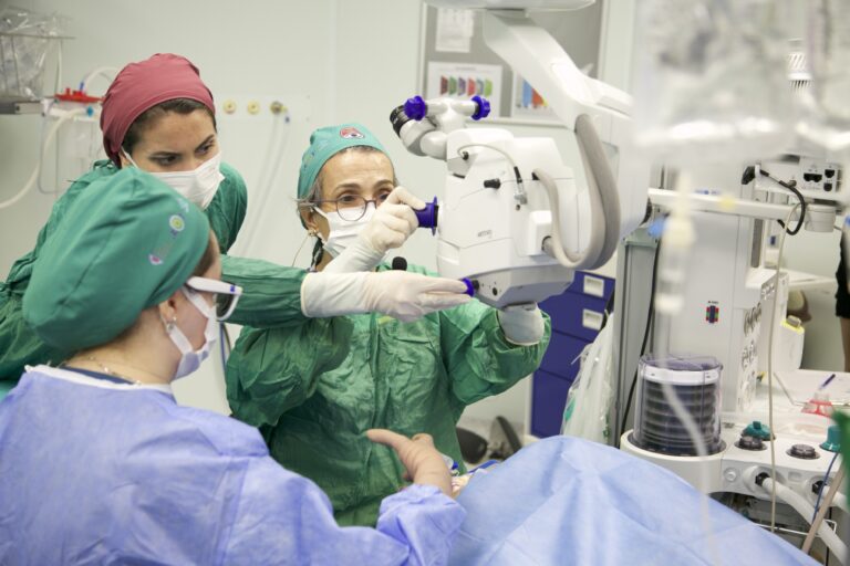 Türk göz doktorları cerrahide dünyaya örnek oluyor