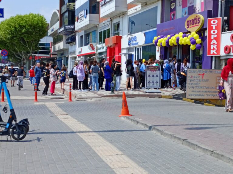 Yine aynı mağaza yine aynı kuyruk!