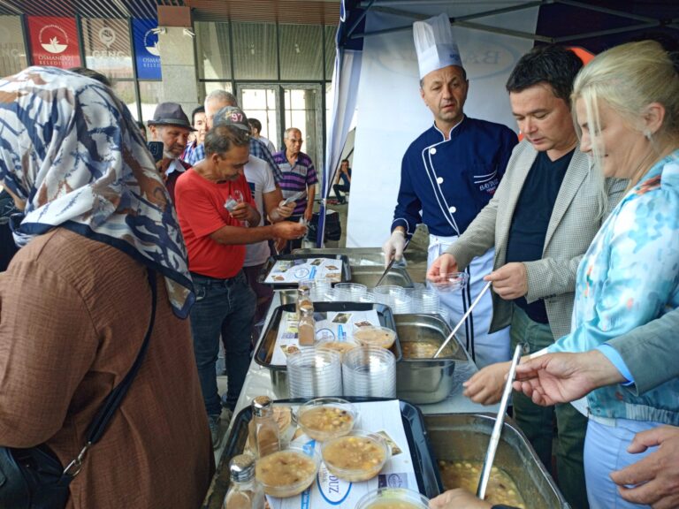 Aşureler Başkan Aydın'ın ellerinden