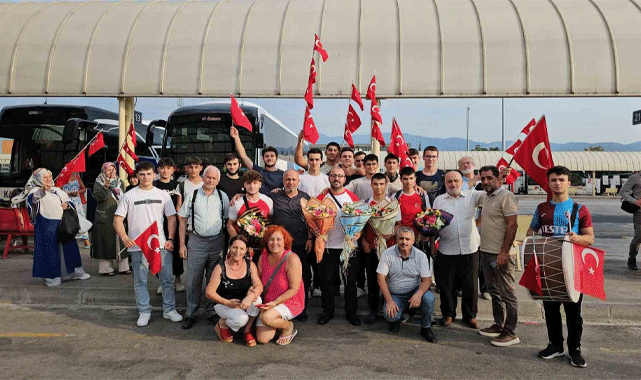 Dünya Şampiyonu İkiz Kardeşlere coşkulu kutlama