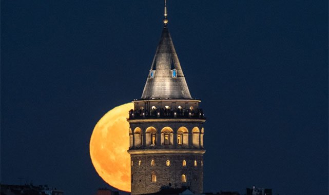 Gökyüzünde Nefes Kesen Manzara : Süper Mavi Ay