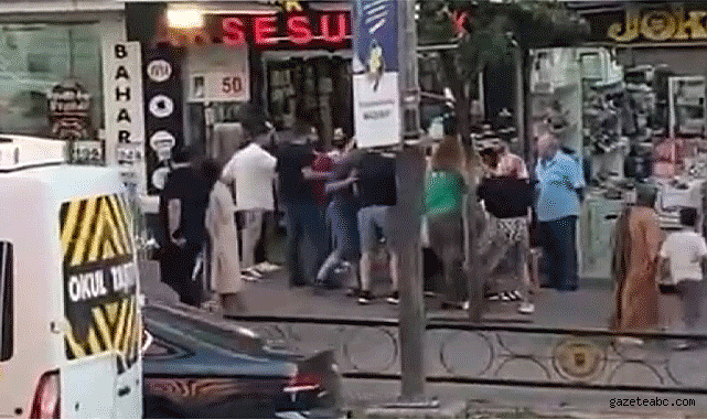 Sokak Ortasında Birbirlerine Girdiler