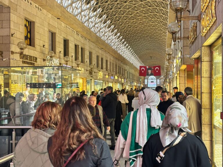 Bursalı Vatandaşların Gözde Mekanı Kapalıçarşı Oldu