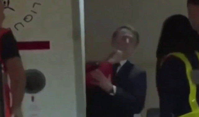 Fransa Cumhurbaşkanı Macron uçakta eşinden tokat