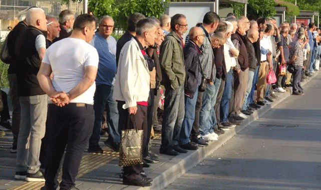İzmir’de Grev Ulaşımı Felç Etti