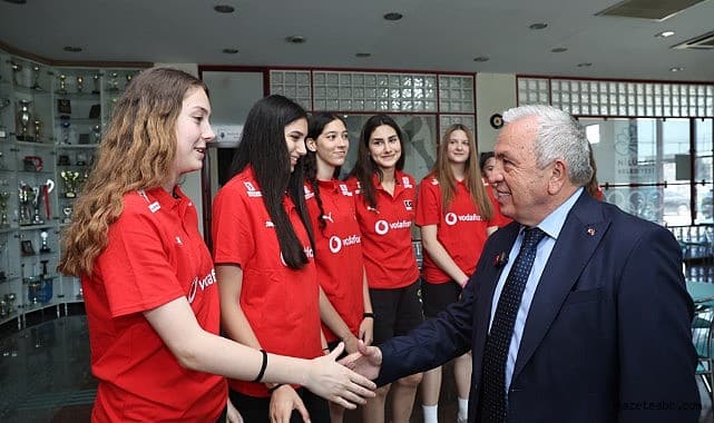 Başkan Şadi Özdemir’den filenin genç sultanlarına motivasyon ziyareti