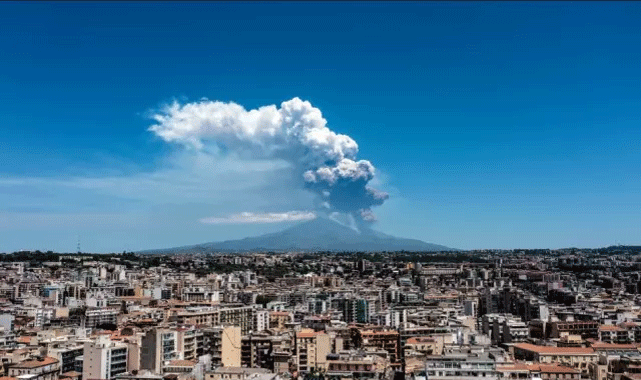 Sicilya’da Etna Yanardağı Patladı!