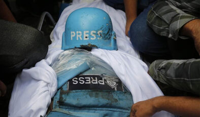 Gazetecilerden İsrail’e İsyan!