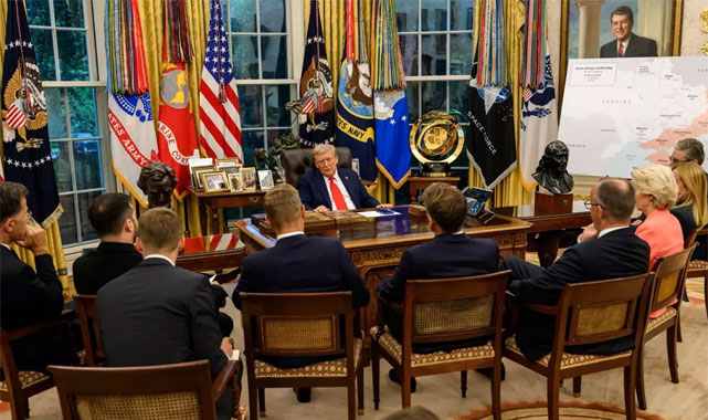 Oval Ofis’te Dikkat Çeken Poz
