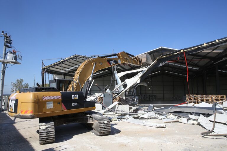 Başköy’de kaçak depo yıkıldı