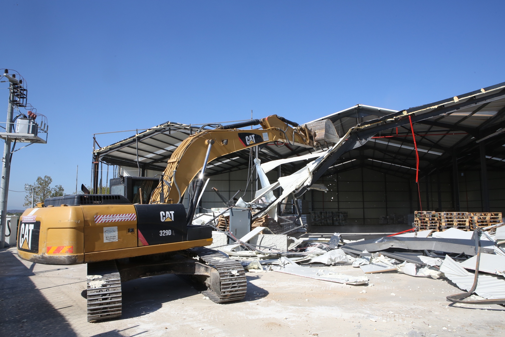 Başköy’de kaçak depo yıkıldı