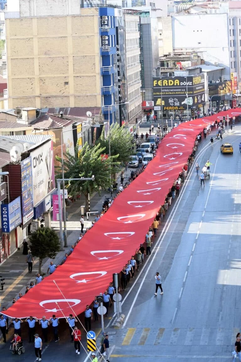 Zafer Yürüyüşü’nde Dev Türk Bayrağı