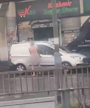 Çıplak Adam Trafiği Birbirine Kattı