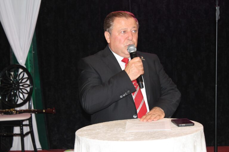 Emekli Bu Ülkenin Çimentosu, Çakıl Taşıdır