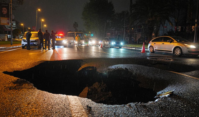 İstanbul’da Sağanak Yol Çökertti, Taksi Devrildi