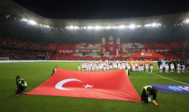 Milliler Gürcistan’ı Sildi Süpürdü