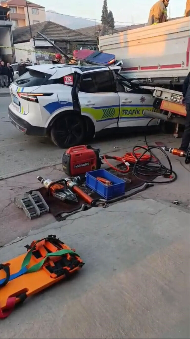 Alaşehir’de Polis Aracı TIR’a Çarptı