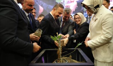 Anahtar Parti 1’nci yaşında 30 bin kişiyle salona sığmadı