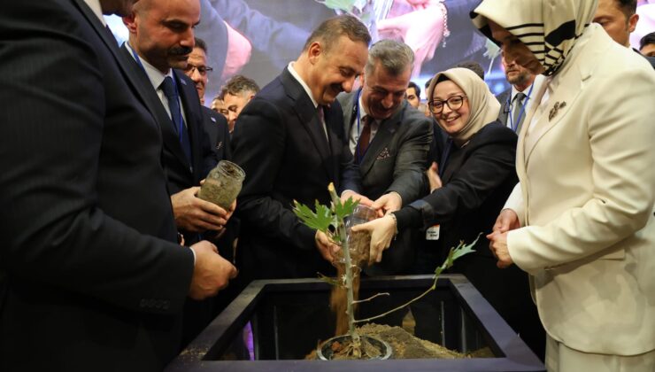 Anahtar Parti 1’nci yaşında 30 bin kişiyle salona sığmadı