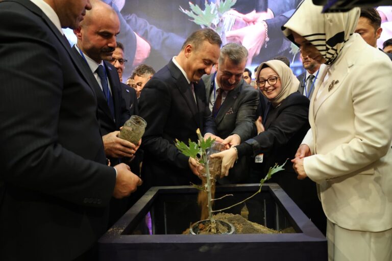 Anahtar Parti 1'nci yaşında 30 bin kişiyle salona sığmadı