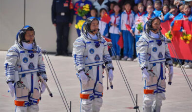 Çinli astronotlar uzaydan dönüş yaptı