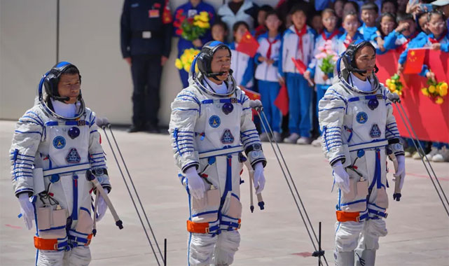 Çinli astronotlar uzaydan dönüş yaptı