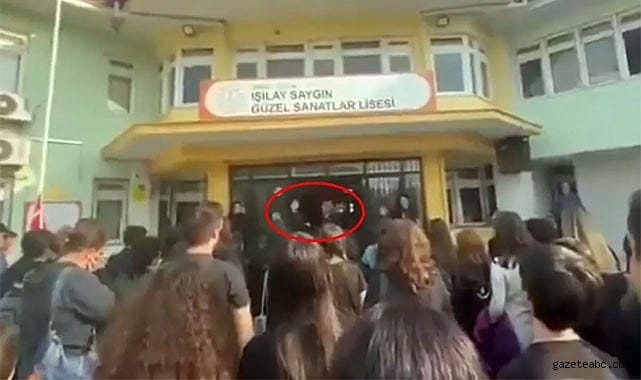 Müdür susturmaya çalıştı ama öğrenciler susmadı