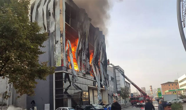 Yarı Çıplak Halde Alevlerden Kaçtı