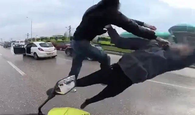 Trafikte Uçan Tekmeli Kavga