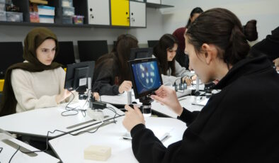 Bursa’da Kız Öğrenciler Bilimle Buluştu