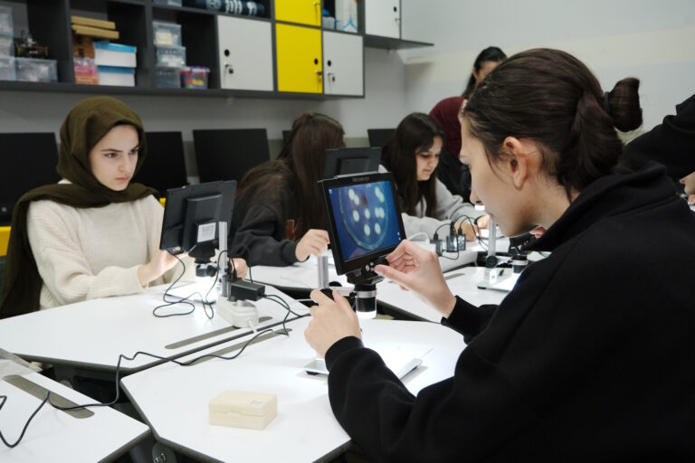 Bursa’da Kız Öğrenciler Bilimle Buluştu