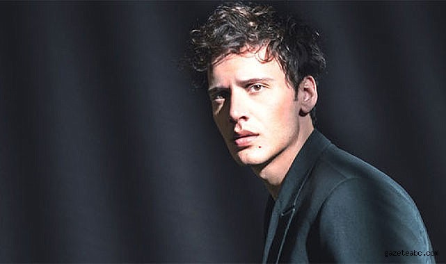 Ünlü Şarkıcı Gözaltına Alındı