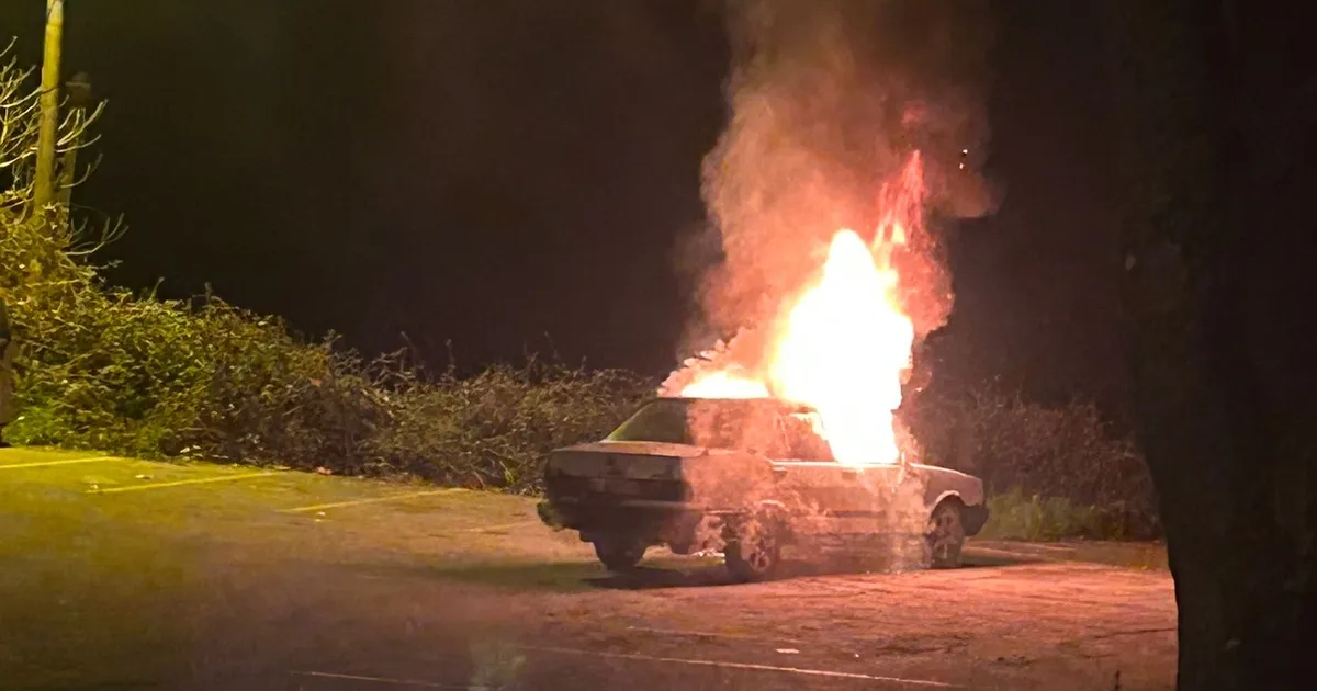 Akçakoca’da park halindeki araç alev alev yandı