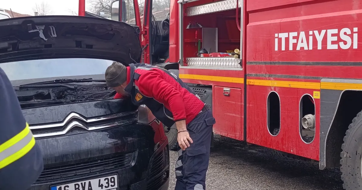 Bilecik Pazaryeri'nde seyir halindeki minibüste yangın