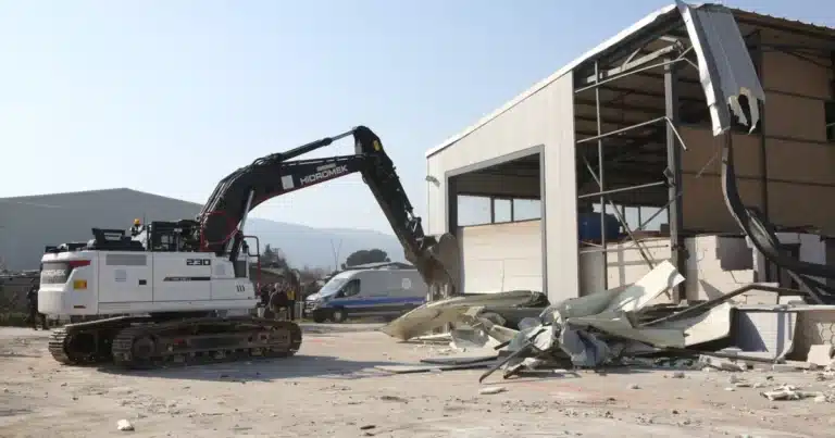 Bursa Nilüfer’de 4 kaçak bina yıkıldı