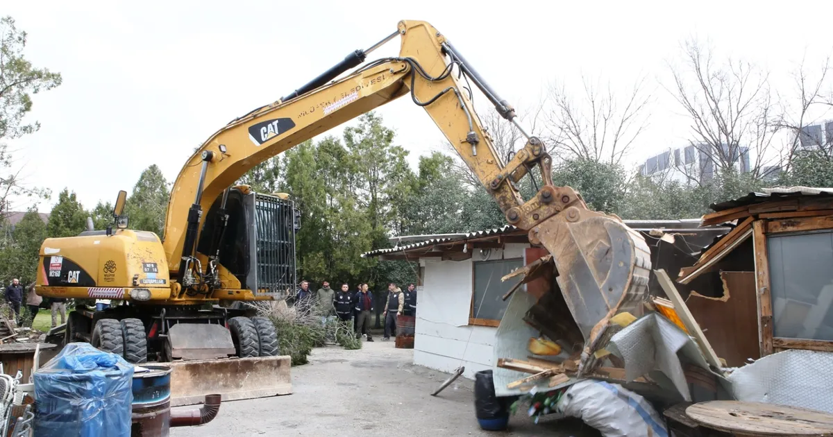 Bursa Nilüfer’de kaçak barakalar yıkıldı