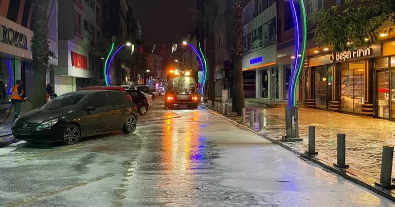 Çayırova'da caddelerde bayram temizliği