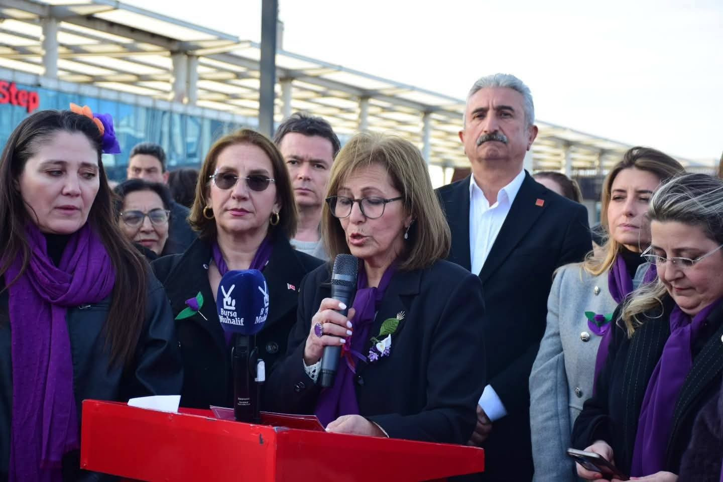 CHP Bursa Kadın Kolları 8 Mart’ta Yürüdü ve Basın Açıklaması Yaptı