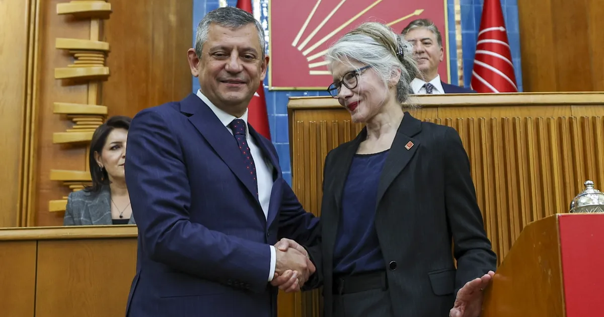 Emine Ülker Tarhan yeniden CHP’de